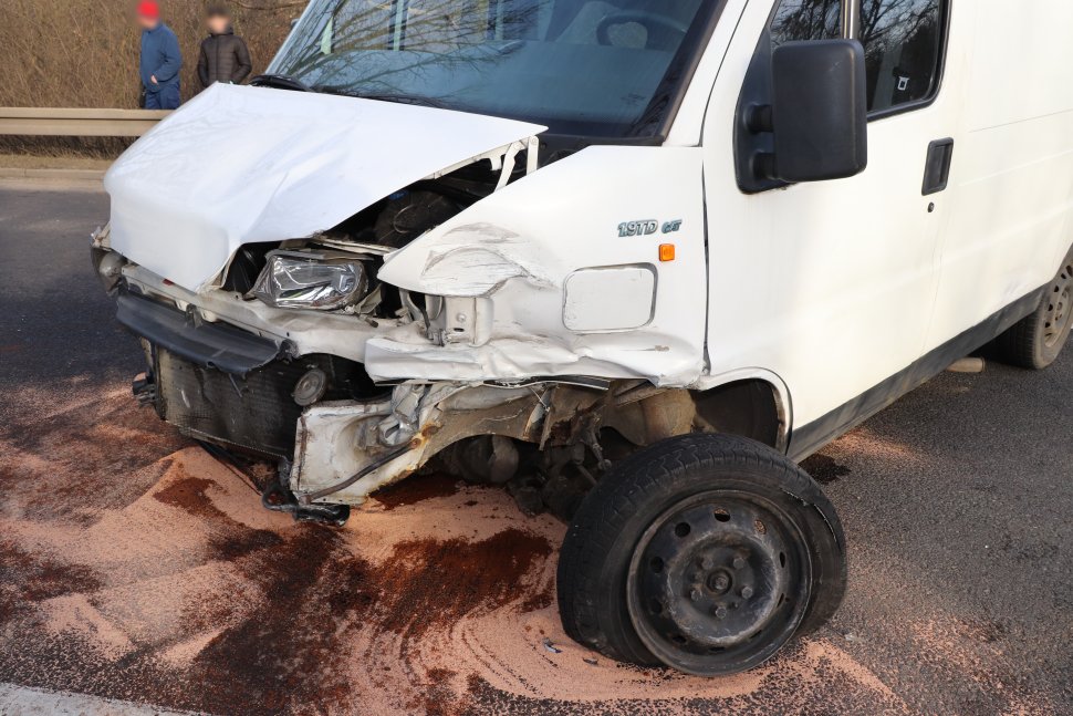 Uszkodzony biały fiat ducato, który uczestniczył w wypadku drogowym na drodze krajowej 88