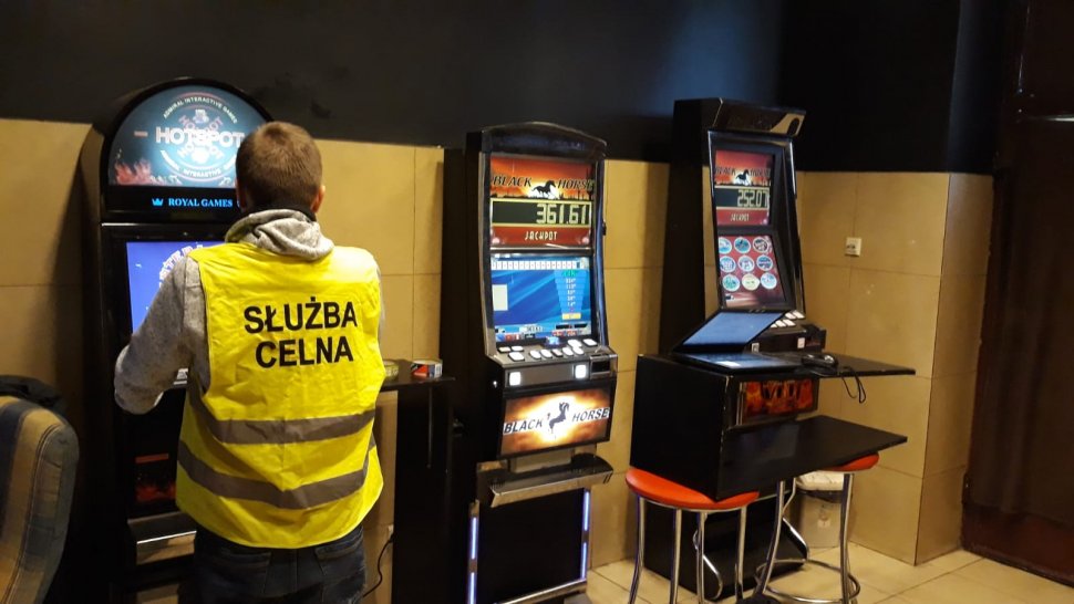 zabezpieczone przez zabrzańskich policjantów i funkcjonariuszy KAS automaty do nielegalnych gier hazardowych