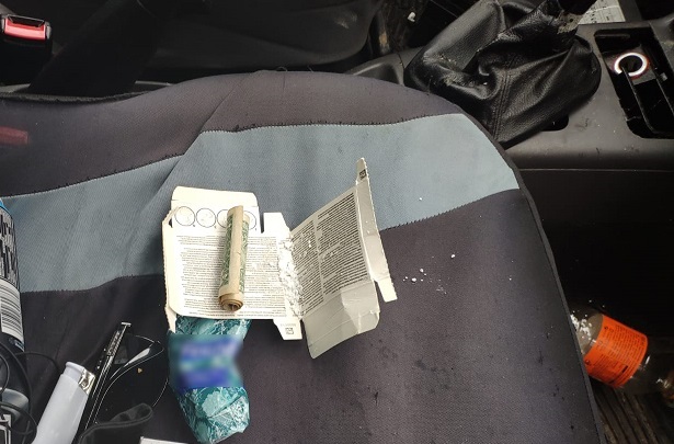 Ujawnione przez policjantów narkotyki w postaci amfetaminy na przednim siedzeniu samochodu
