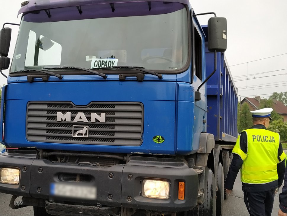 Zdjęcie kolorowe" niebieska ciężarówka MAN zatrzymana do kontroli przez policjanta z zabrzańskiej drogówki