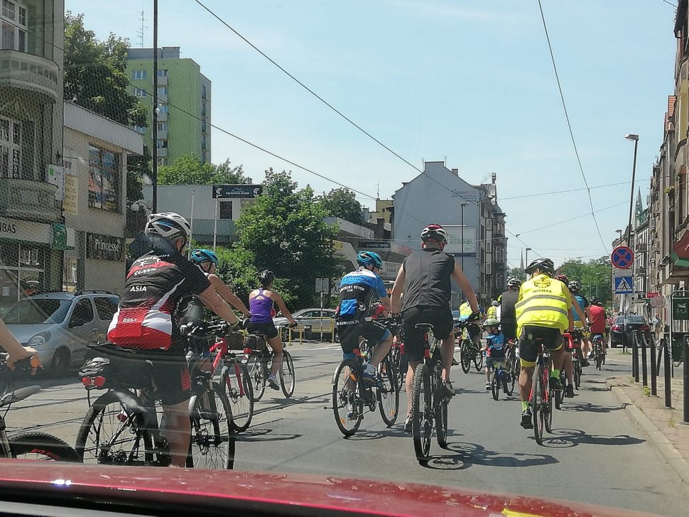 Zdjęcie kolorowe: przejazd zorganizowanej grupy rowerzystów ulicami Zabrza