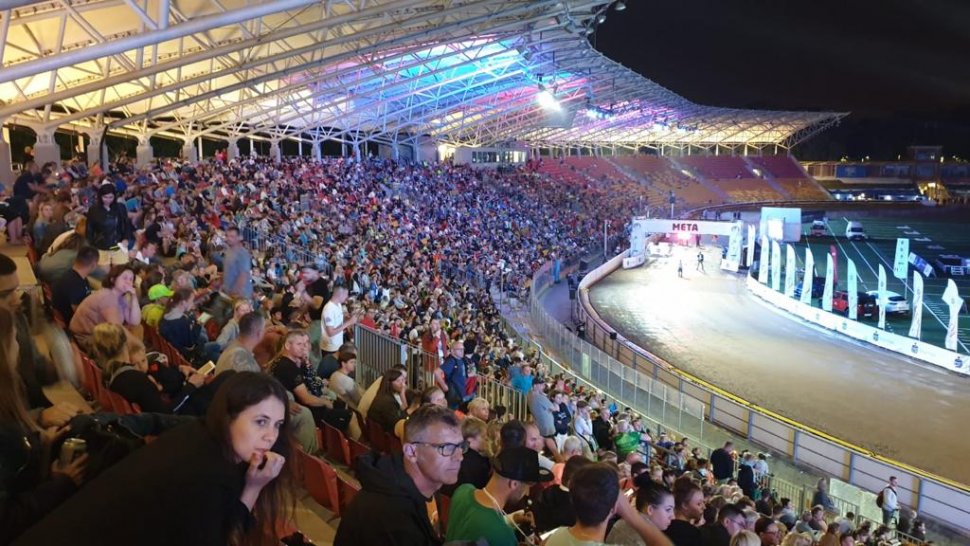 zdjęcie kolorowe: trybuna  na stadionie z kibicami