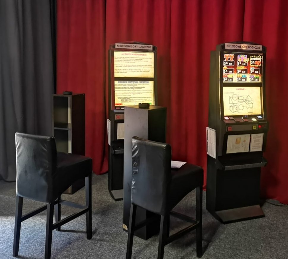 Zdjęcie kolorowe: pomieszczenie w którym są 2 automaty do nielegalnych gier hazardowych