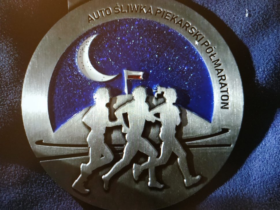 zdjęcie kolorowe: medal dla uczestików piekarskiego półmaratonu