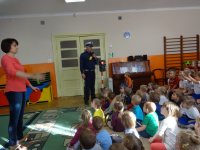 st.asp. Tomasz Michalec podczas spotkania z przedszkolakami z ulicy Cieszyńskiej
