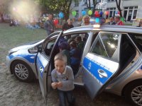 Uczestnicy festynu „I maluchy i starszaki to bezpieczne przedszkolaki” wspólnie z zabrzańskimi policjantami