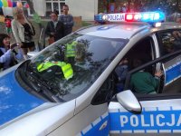 Uczestnicy festynu „I maluchy i starszaki to bezpieczne przedszkolaki” wspólnie z zabrzańskimi policjantami