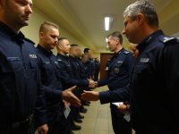 Komendant Miejski Policji w Zabrzu insp. Dariusz Wesołowski podczas wręczania nagród