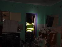 Zabrzańscy policjanci podczas zabezpieczenia budynku, w którym wybuchł bojler elektryczny
