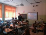 sierż.sztab. Olaf Burakiewicz podczas spotkania z uczniami Szkoły Podstawowej nr 25 w Zabrzu