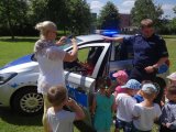 Policjant zabrzańskiej komendy podczas spotkania z dziećmi
