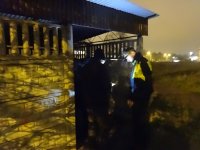 Policjanci podczas sprawdzania miejsc na terenie Zabrza, w których przebywają bezdomni