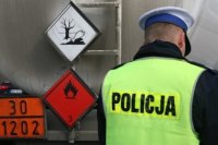 Policjanci zabrzańskiej drogówki prowadząc kontrole zawsze zwracają uwagę na trzeźwość kierujących. Praktycznie codziennie ujawniane są osoby, które prowadziły samochód pod wpływem alkoholu lub narkotyków. Tylko w tym tygodniu mundurowi ujawnili aż 5 kierujących, którzy jechali na „podwójnym gazie”. Na ulicy Paderewskiego zatrzymany został 42-letni obywatel Bułgarii, który prowadził w stanie nietrzeźwości ciężarówkę przystosowaną do przewozu materiałów niebezpiecznych. Badanie trzeźwości wskazało, że kierujący volvo miał ponad 2 promile alkoholu w organizmie. Kiedy kierujący został poinformowany, że jest zatrzymany i zostanie osadzony w policyjnym areszcie, nagle stwierdził, że bardzo źle się czuję i musi zostać hospitalizowany. Policyjny patrol towarzyszył kierującemu podczas kilkugodzinnych badań w szpitalu. Lekarze ocenili stan badanego na dobry i wydali zaświadczenie o braku przeciwwskazań do osadzenia. Prosto ze szpitala kierujący trafił do policyjnego aresztu. Mundurowi zatrzymali również jego prawo jazdy kat. B, C i T. Za jazdę w stanie nietrzeźwości podejrzanemu grozi do 2 lat pozbawienia wolności i zakaz prowadzenia pojazdów. Polski pracodawca już rozwiązał z nim umowę o pracę. 
To nie jedyny kierujący, który prowadził samochód pod wpływem alkoholu. Dzięki informacji jednego z mieszkańców Zabrza, zatrzymany został kolejny nietrzeźwy kierujący ciężarówką. Anonimowy zagaszający poinformował, że w sklepie na ulicy Reymonta robiąc zakupy zauważył nietrzeźwego mężczyznę, który wsiadł do ciężarówki i odjechał. Zabrzańscy policjanci już na ulicy De Gaulle&#039;a zatrzymali samochód do kontroli. Badanie trzeźwości potwierdziło przypuszczenia zgłaszającego. Kierujący miał 0,6 promila alkoholu w organizmie. On również utracił swoje uprawnienia do kierowania pojazdami. 
W tym tygodniu jeszcze czterokrotnie policjanci zatrzymywali nieodpowiedzialnych kierujących, którzy wsiedli za kierownicę po narkotykach. Wszyscy przebadani mężczyźni kierowali pod wpływem marihuany. Do zatrzymania sprawców w wieku od 19 do 29 lat doszło podczas kontroli drogowych na ulicy Bytomskiej, Skłodowskiej, Korfantego i Tarnopolskiej. Wszyscy utracili już prawo jazdy kat. B. O ich dalszym losie zadecyduje zabrzański sąd.