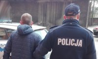 Dzielnicowy z IV Komisariatu z zatrzymanym mężczyzną poszukiwanym europejskim nakazem aresztowania