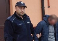 Dzielnicowy z IV Komisariatu z zatrzymanym mężczyzną poszukiwanym europejskim nakazem aresztowania