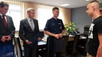 Komendant Miejski Policji w Zabrzu insp. Dariusz Wesołowski i Naczelnicy zabrzańskiego magistratu podziękowali 17-latkowi, który uratował 6-letnią dziewczynkę.