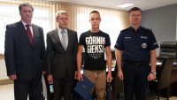 Komendant Miejski Policji w Zabrzu insp. Dariusz Wesołowski i Naczelnicy zabrzańskiego magistratu podziękowali 17-latkowi, który uratował 6-letnią dziewczynkę.