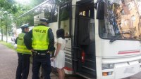 Policjanci zabrzańskiej drogówki podczas kontroli autokarów przewożących dzieci