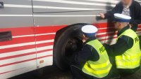 Policjanci zabrzańskiej drogówki podczas kontroli autokarów przewożących dzieci
