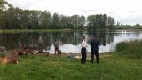 Zabrzańscy policjanci i strażnicy miejscy podczas kontroli zbiorników wodnych na terenie miasta