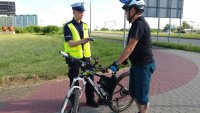 Policjanci zabrzańskiej drogówki podczas akcji promującej bezpieczeństwo rowerzystów