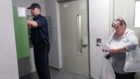 Zabrzańscy policjanci podczas rozmów z mieszkańcami swoich rejonów służbowych