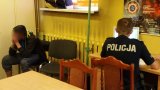 Zabrzański policjant podczas czynności z jednym ze sprawców kradzieży telefonu