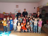 Zabrzańscy dzielnicowi wspólnie z ratownikiem medycznym podczas spotkania z zakresu udzielania pierwszej pomocy przedmedycznej zorganizowanego dla przedszkolaków