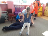Zabrzańscy dzielnicowi wspólnie z ratownikiem medycznym podczas spotkania z zakresu udzielania pierwszej pomocy przedmedycznej zorganizowanego dla przedszkolaków