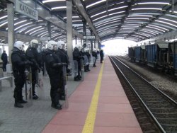 Śląscy policjanci podczas ćwiczeń na dworcu kolejowym w Katowicach