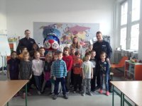 Zabrzańscy dzielnicowi podczas spotkania z dziećmi uczęszczającymi do Międzynarodowej Szkoły Podstawowej