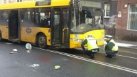 Policjanci zabrzańskiej drogówki na miejscu zdarzenia potracenia kobiety przez autobus komunikacji miejskiej