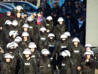 Policjanci śląskiego garnizonu podczas zabezpieczenia meczu piłki nożnej pomiędzy drużynami Górnika Zabrze i Zagłębia Lubin