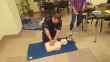 Zabrzańscy policjanci doskonalili umiejętności z zakresu udzielania pierwszej pomocy przedmedycznej z użyciem defibrylatora