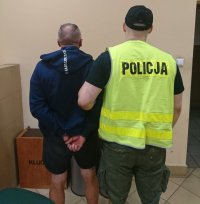 Katowiccy policjanci z zatrzymanymi mężczyznami