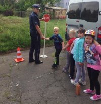 Policjanci drogówki podczas spotkania z przedszkolakami