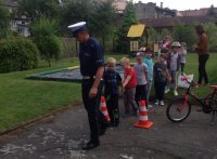 Policjanci drogówki podczas spotkania z przedszkolakami