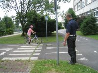 Policjant zabrzańskiej drogówki podczas egzaminowania uczniów SP 25 Zabrza na kartę rowerową