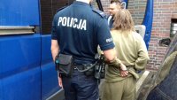 Zabrzańscy policjanci podczas czynności z kobietą podejrzaną o zabójstwo konkubenta