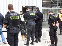 Zabrzańscy policjanci podczas zabezpieczenia i przeszukania stadionu