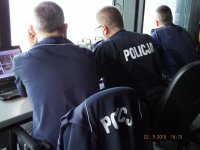 Zabrzańscy policjanci podczas zabezpieczenia i przeszukania stadionu