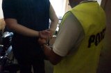 Policjant z zatrzymanym mężczyzną