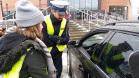 Zabrzańscy policjanci podczas akcji &quot;Wciep na luz z 88,7&quot; zorganizowanej wspólnie z Radio Piekary