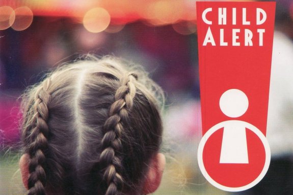 Plakat informujący o Child Alert - na zdjęciu głowa dziewczynki stojącej tyłem