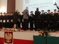 Zastępca Komendanta Miejskiego Policji w Zabrzu podczas ślubowania uczniów klasy policyjnej