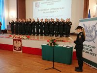 Zastępca Komendanta Miejskiego Policji w Zabrzu podczas ślubowania uczniów klasy policyjnej