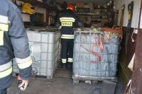 Zabrzańscy policjanci podczas oględzin nielegalnych odpadów