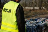 Zabrzański policjant podczas oględzin miejsca przestępstwa związanego z porzuceniem nielegalnych odpadów