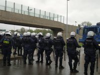 Śląscy policjanci w trakcie zabezpieczenia przejazdu kibiców Zagłębia Sosnowiec na stadion Górnika Zabrze