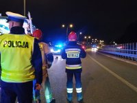 Policjanci zabrzańskiej drogówki, strażacy i załoga karetki pogotowia i lotniczego pogotowia ratunkowego na miejscu zdarzenia - wypadku motocyklisty na zabrzańskim odcinku Drogowej Trasy Średnicowej